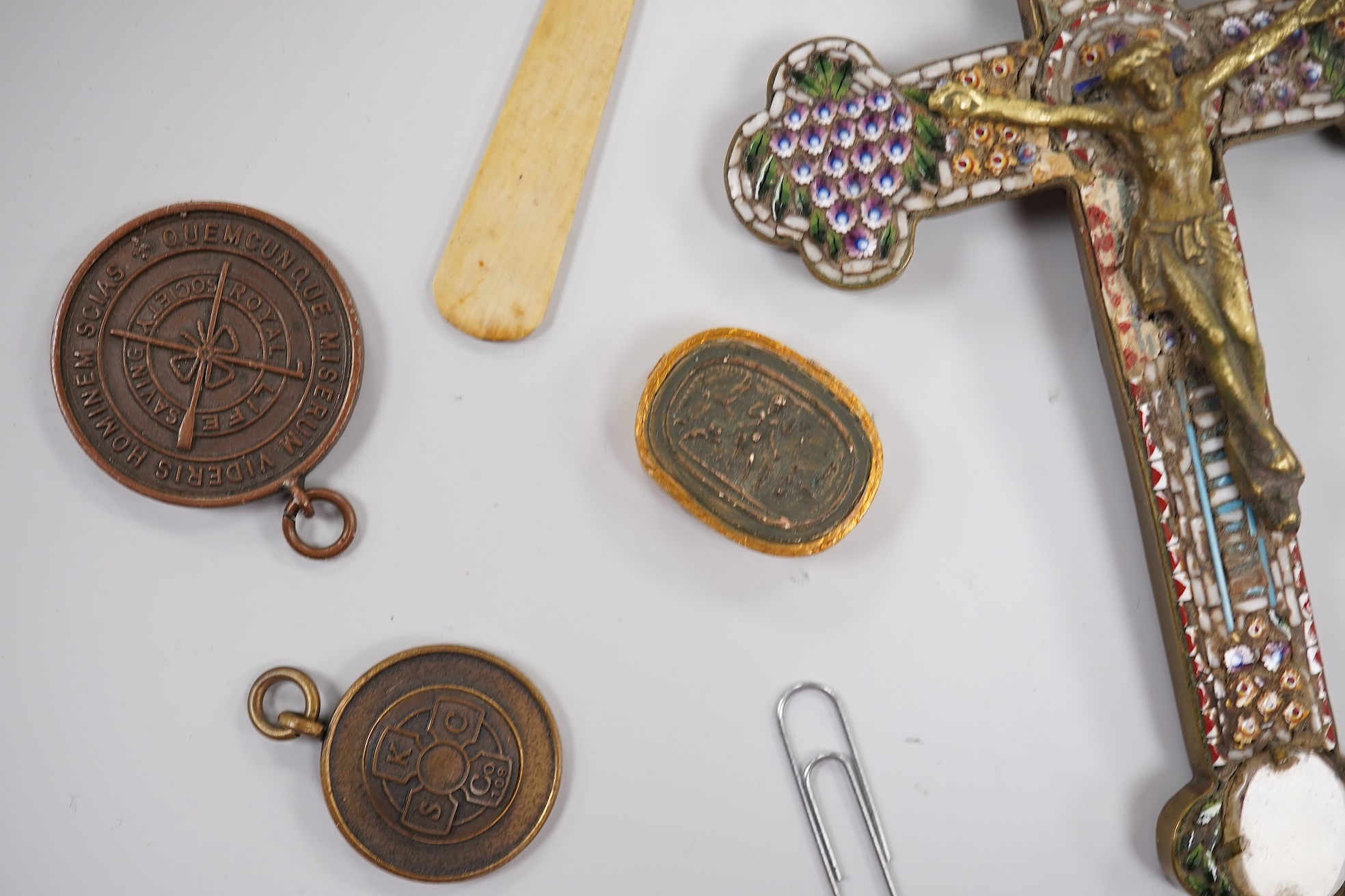Objects of vertu and miscellaneous items to include mosaic cross, enamel jewels and brooches